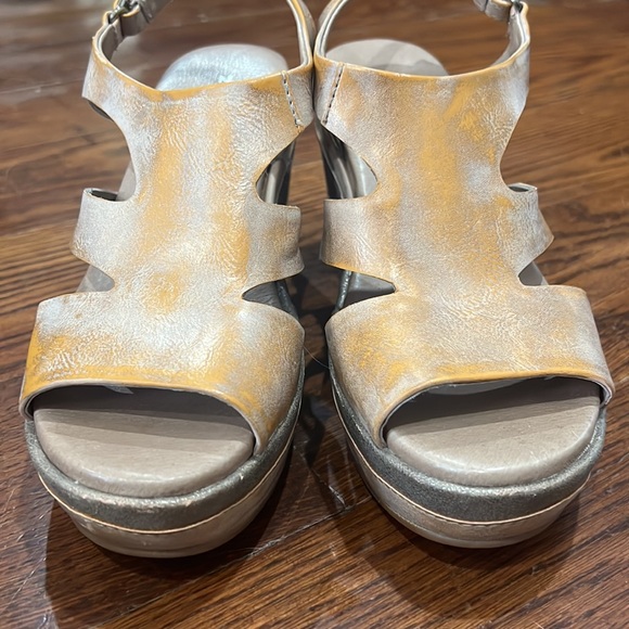 Women’s ANTELOPE 3 1/2” wedge Leather Sandal size 37 Tan/Gold - Picture 5 of 6